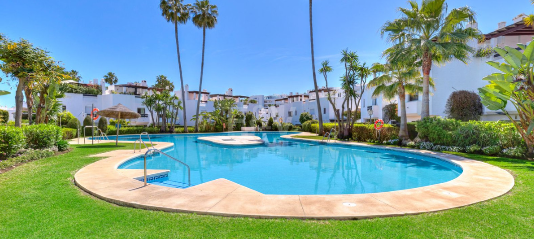 Beautifully Renovated Beachside Townhouse with Private Pool and Rooftop Terraces