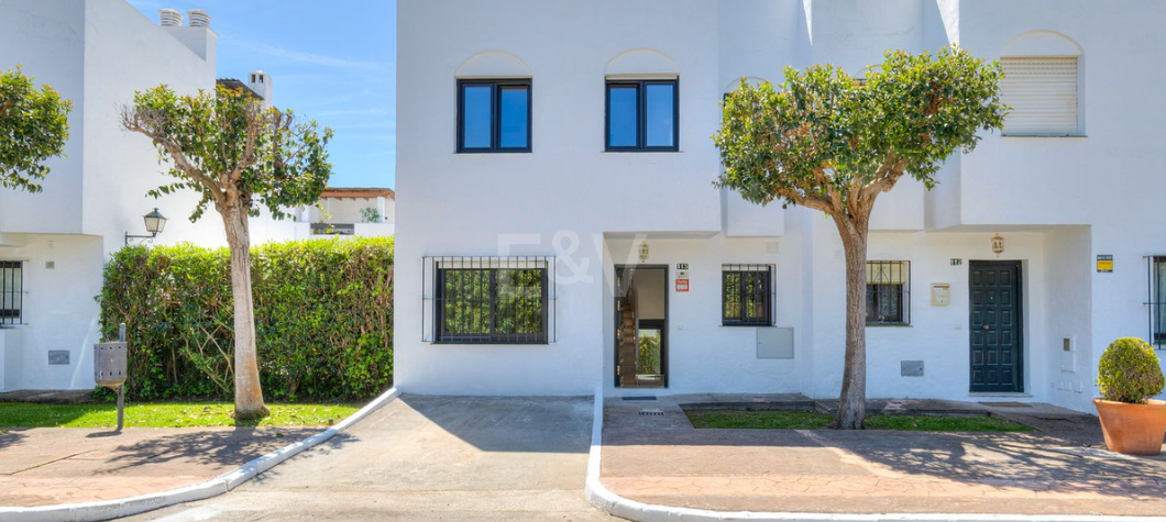 Beautifully Renovated Beachside Townhouse with Private Pool and Rooftop Terraces