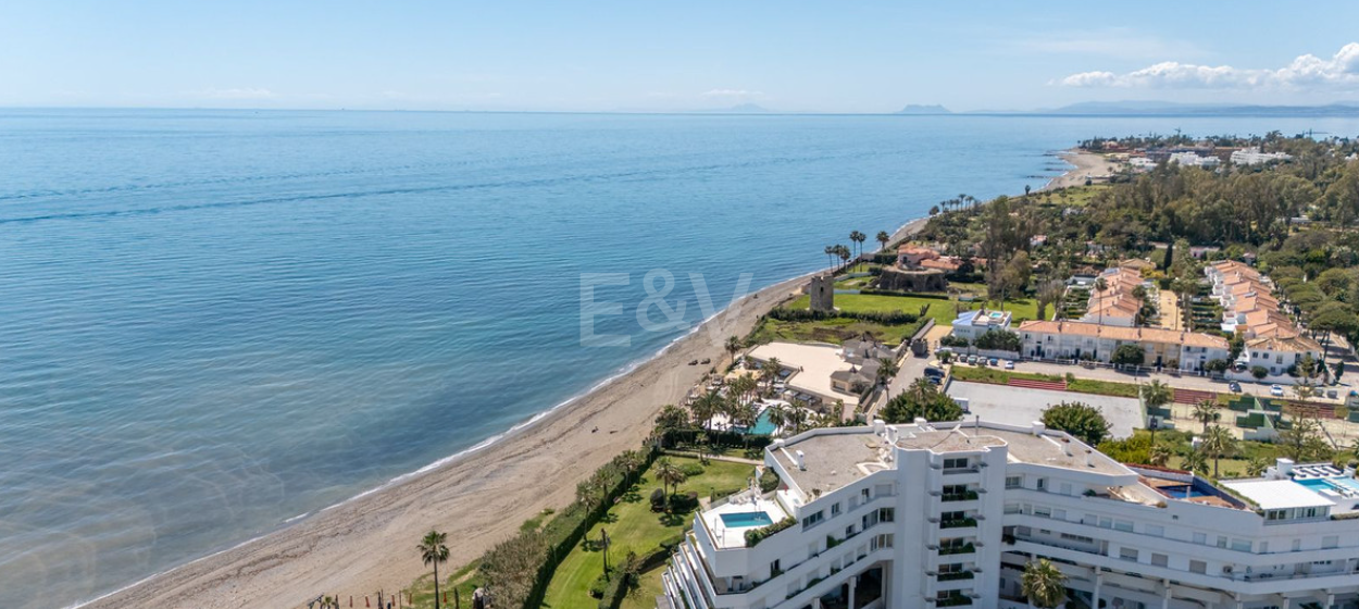 Beautifully Renovated Beachside Townhouse with Private Pool and Rooftop Terraces