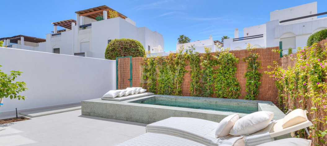 Beautifully Renovated Beachside Townhouse with Private Pool and Rooftop Terraces