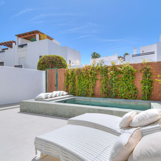 Beautifully Renovated Beachside Townhouse with Private Pool and Rooftop Terraces