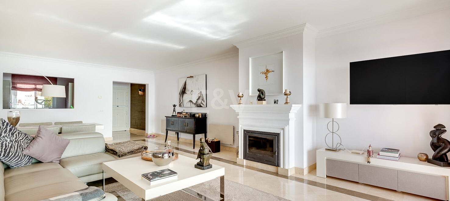 Elegant 2-bedroom apartment in Balcones de la Mairena with stunning sea views, available for long-term rental