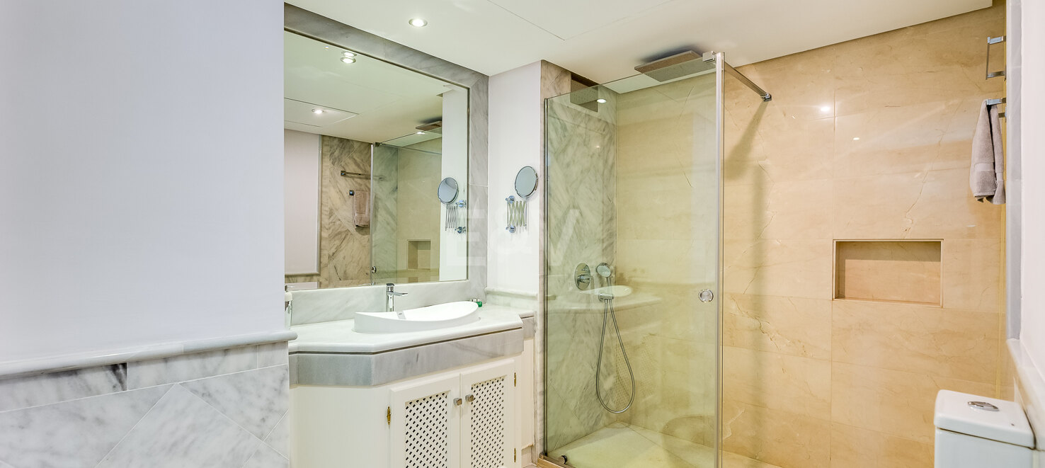 Elegant 2-bedroom apartment in Balcones de la Mairena with stunning sea views, available for long-term rental