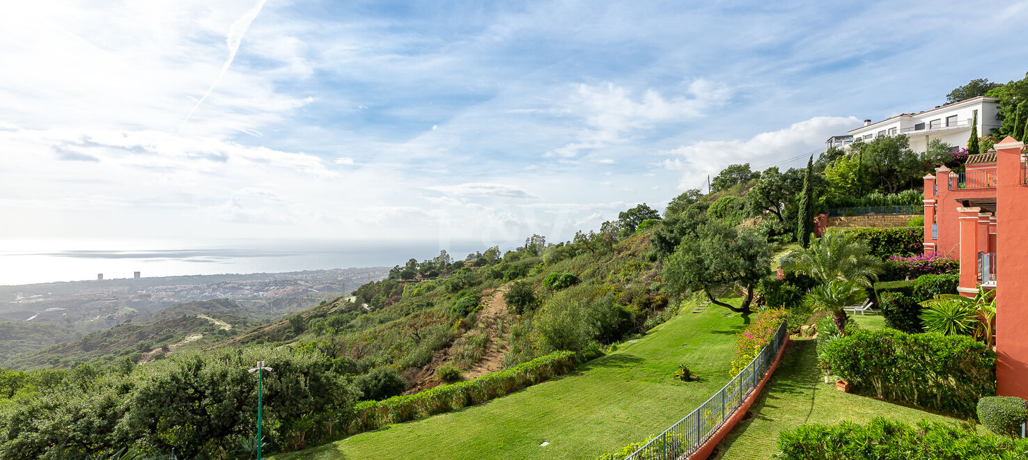 Elegant 2-bedroom apartment in Balcones de la Mairena with stunning sea views, available for long-term rental
