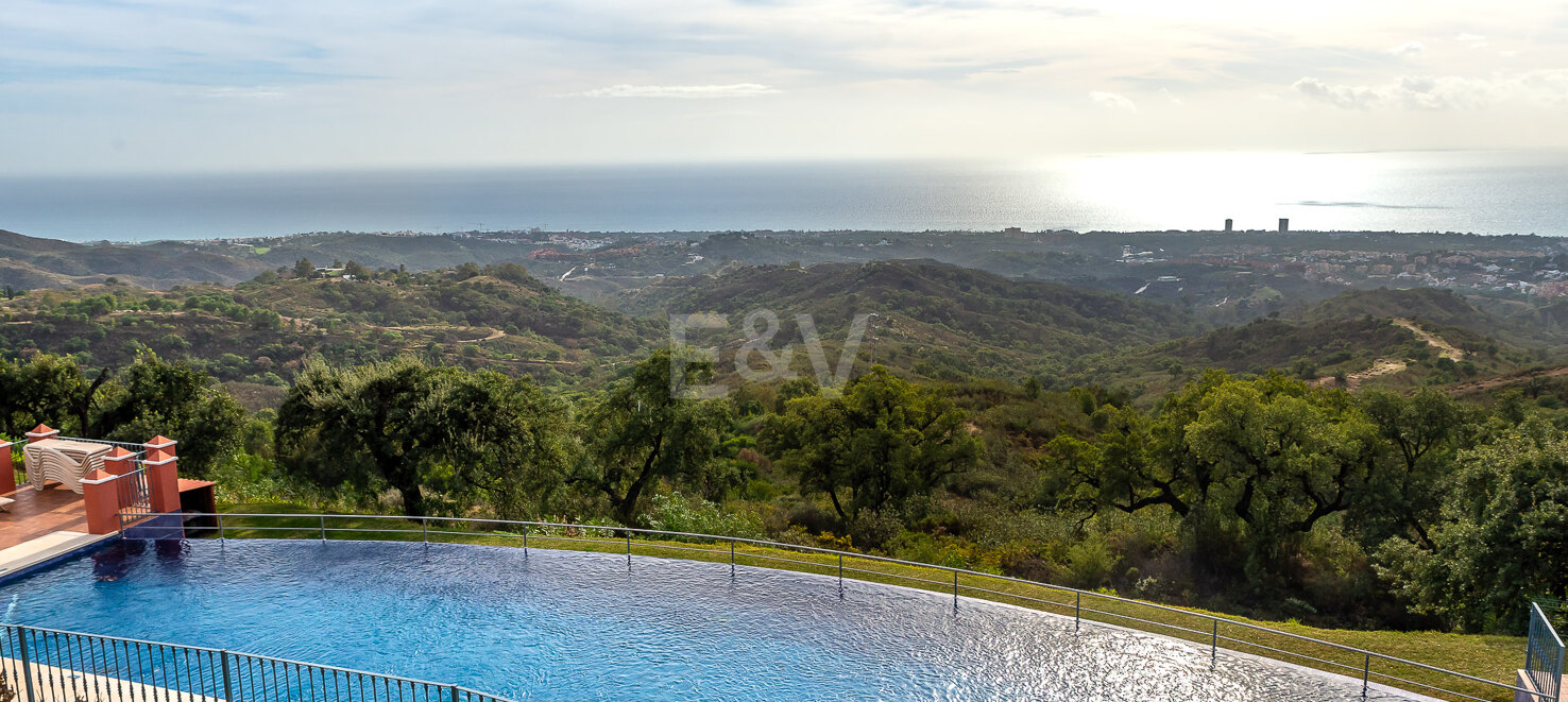 Elegant 2-bedroom apartment in Balcones de la Mairena with stunning sea views, available for long-term rental