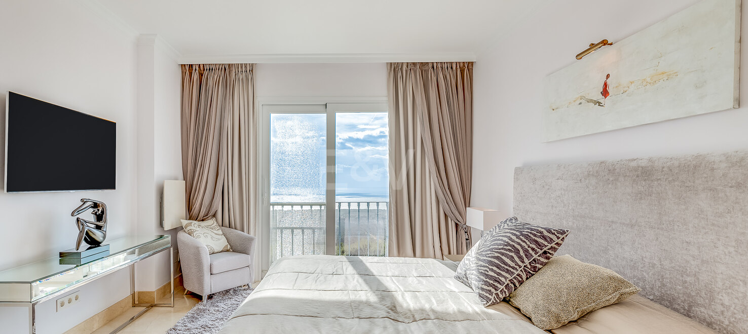 Elegant 2-bedroom apartment in Balcones de la Mairena with stunning sea views, available for long-term rental