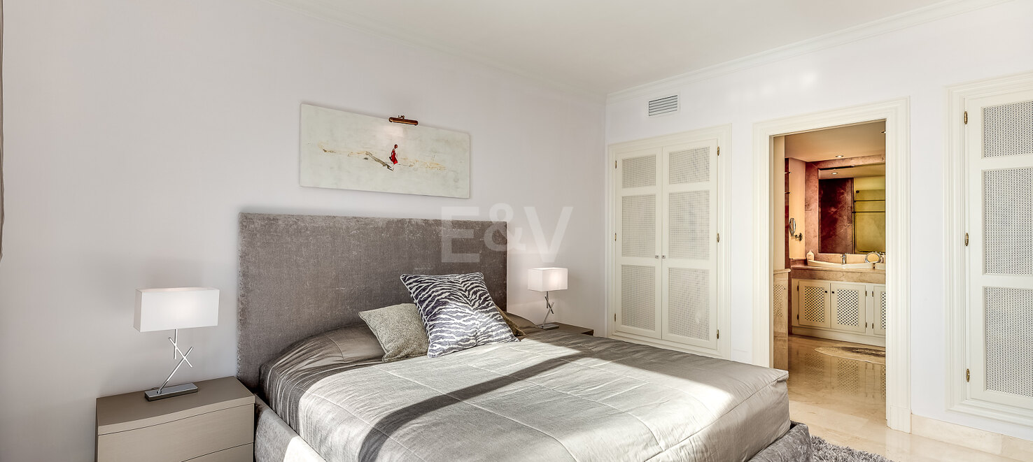 Elegant 2-bedroom apartment in Balcones de la Mairena with stunning sea views, available for long-term rental