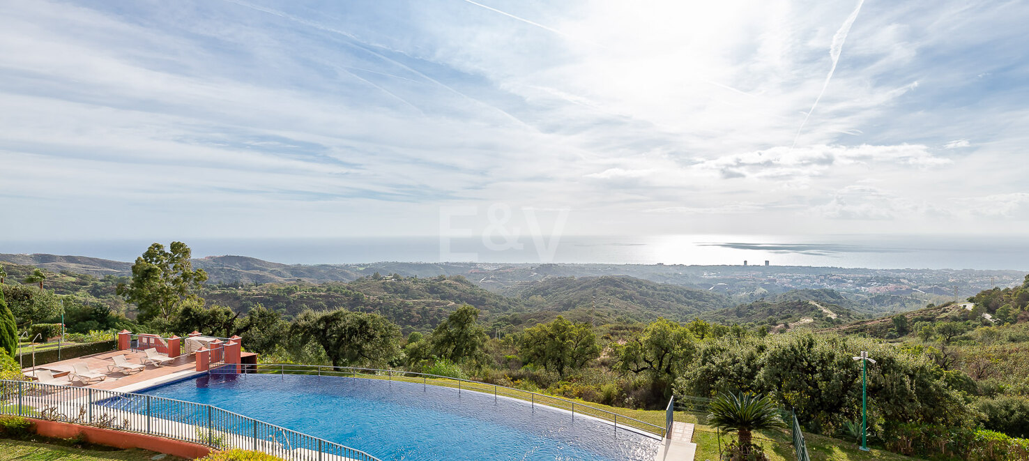 Elegant 2-bedroom apartment in Balcones de la Mairena with stunning sea views, available for long-term rental