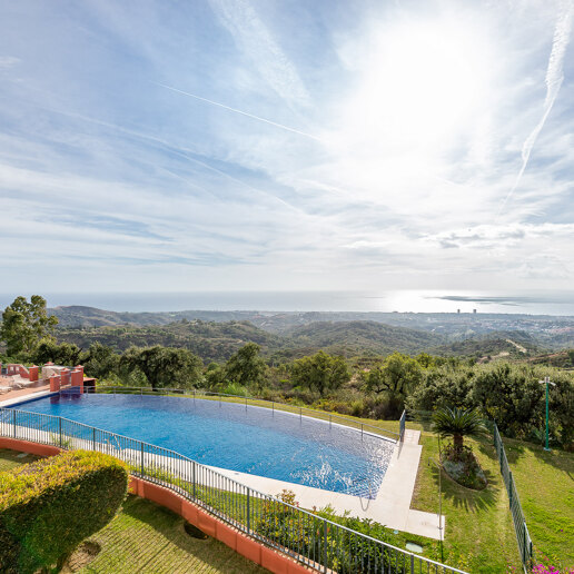 Elegant 2-bedroom apartment in Balcones de la Mairena with stunning sea views, available for long-term rental