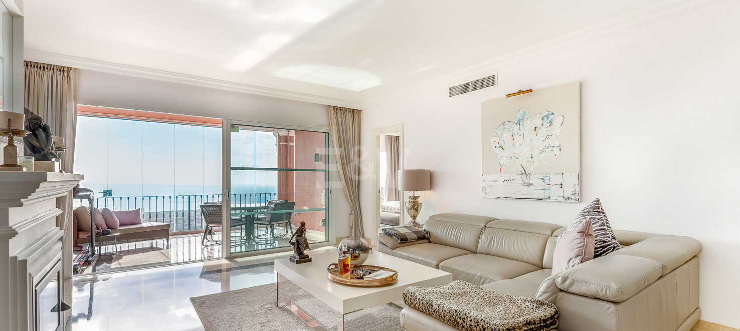 Elegant 2-bedroom apartment in Balcones de la Mairena with stunning sea views, available for long-term rental