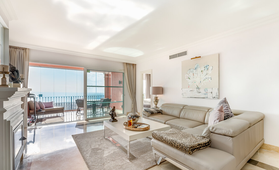 Elegant 2-bedroom apartment in Balcones de la Mairena with stunning sea views, available for long-term rental