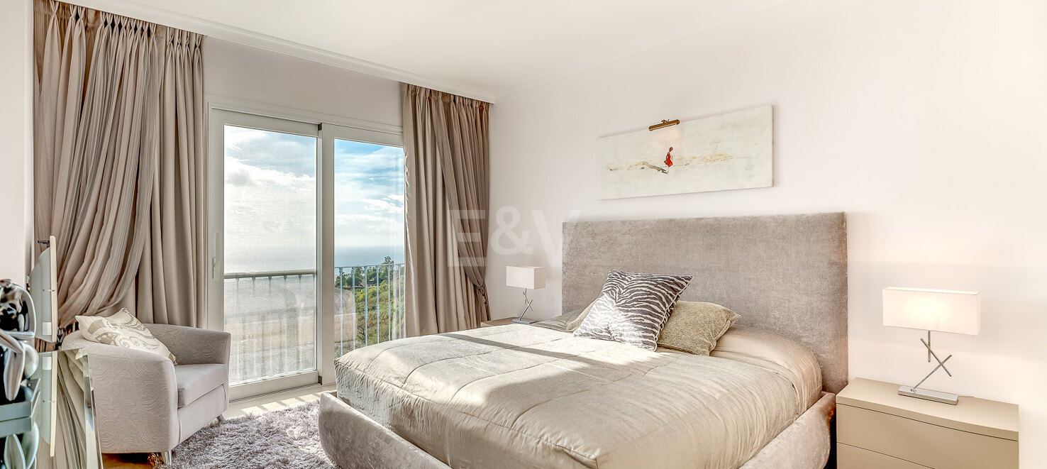 Elegant 2-bedroom apartment in Balcones de la Mairena with stunning sea views, available for long-term rental