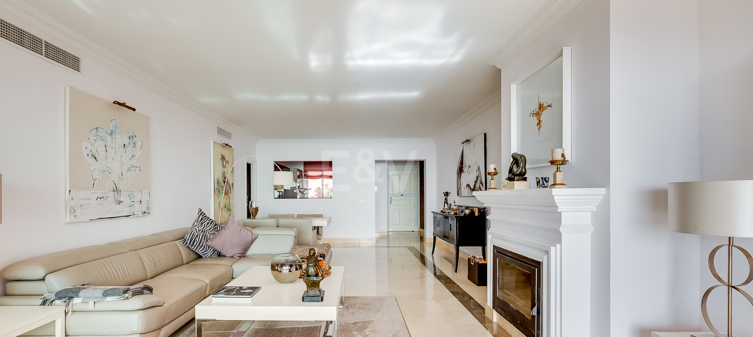 Elegant 2-bedroom apartment in Balcones de la Mairena with stunning sea views, available for long-term rental