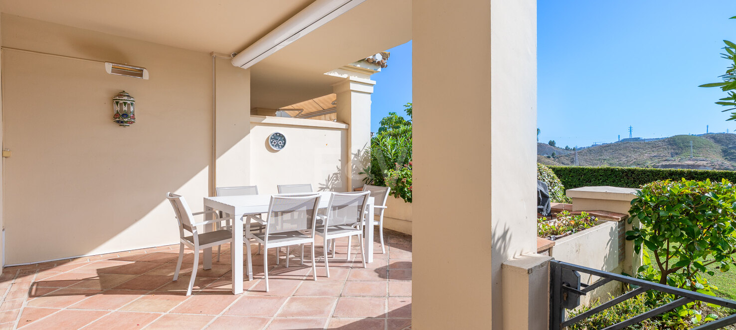 Apartamento junto al campo de golf con vistas panorámicas a la montaña y confort de estilo resort