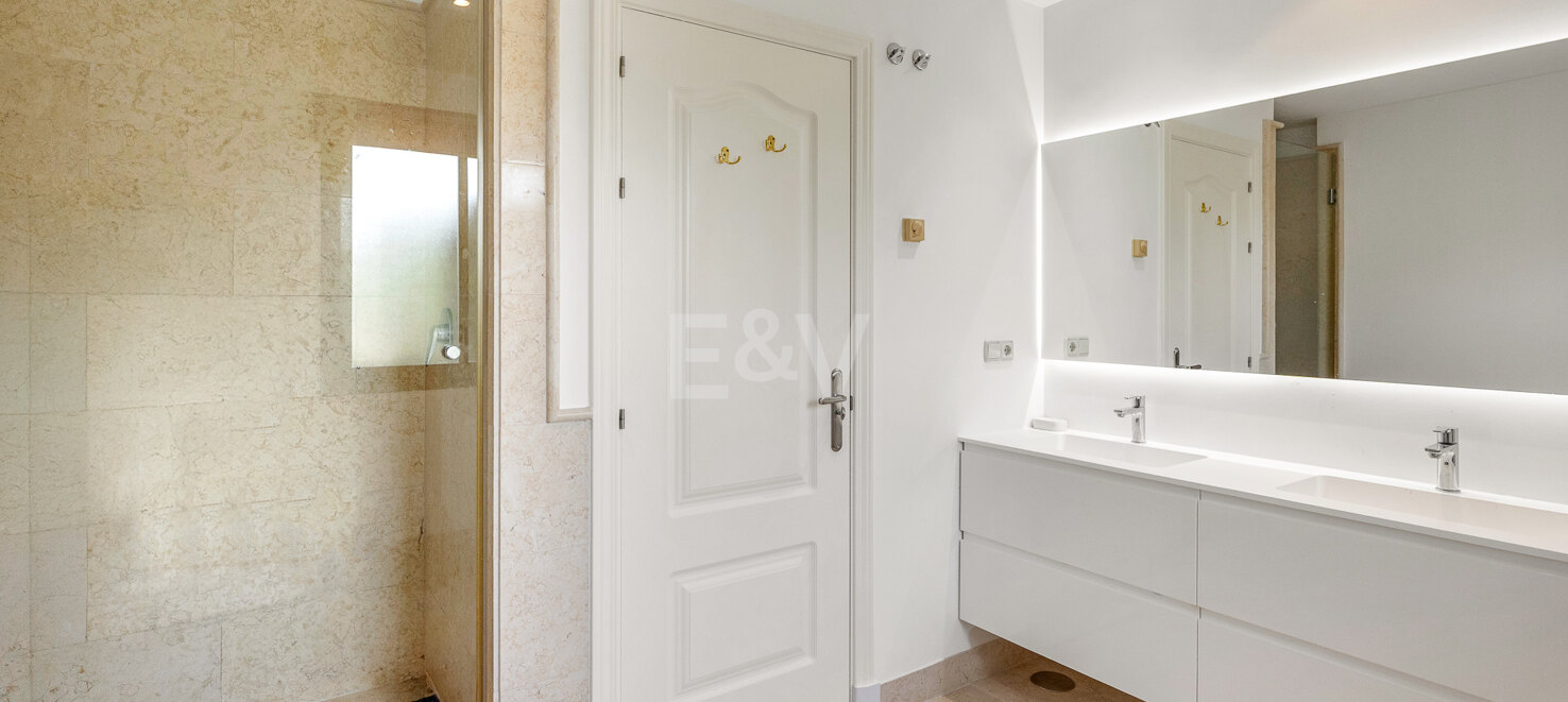 Apartamento junto al campo de golf con vistas panorámicas a la montaña y confort de estilo resort