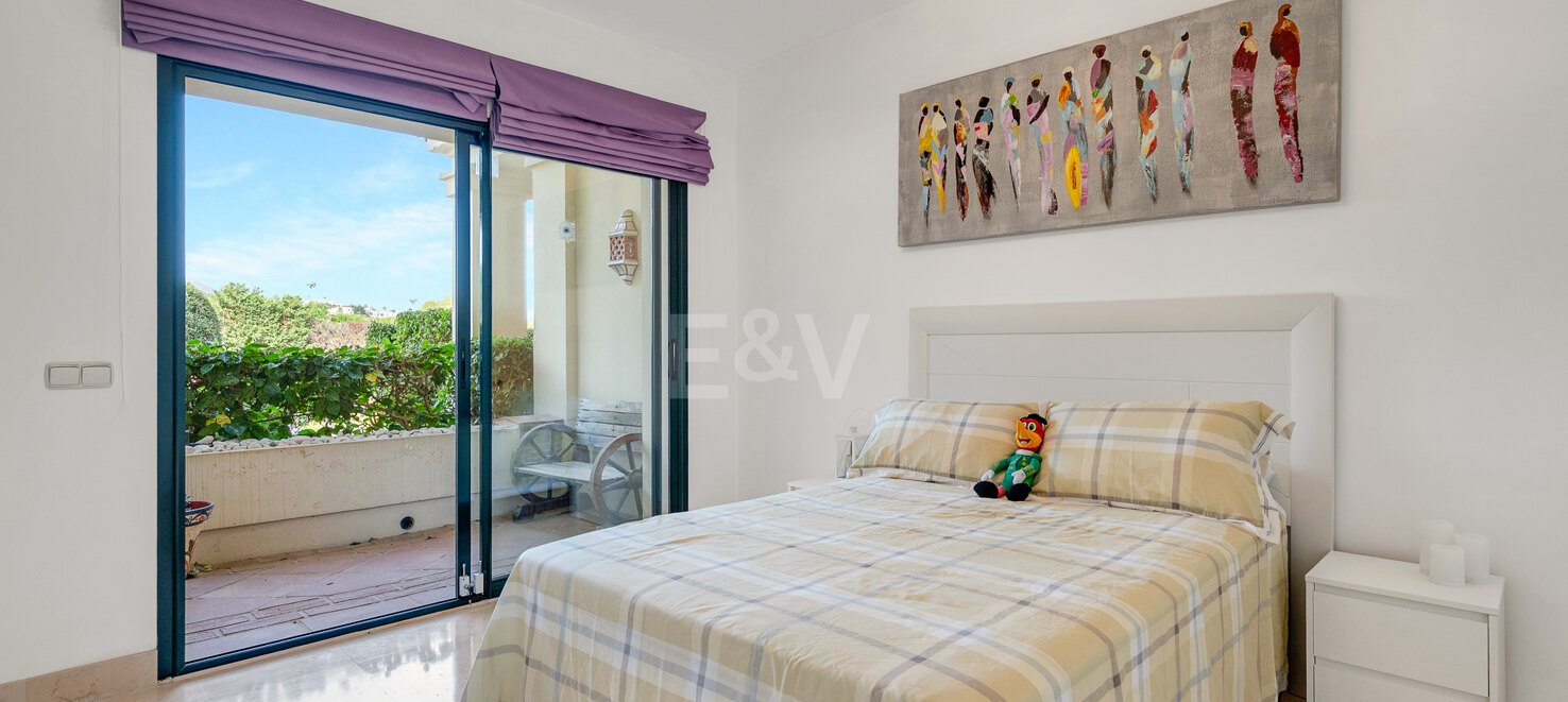Apartamento junto al campo de golf con vistas panorámicas a la montaña y confort de estilo resort