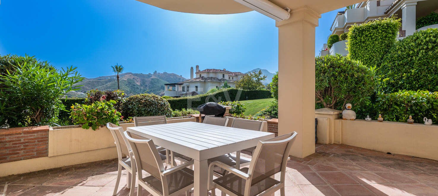 Apartamento junto al campo de golf con vistas panorámicas a la montaña y confort de estilo resort