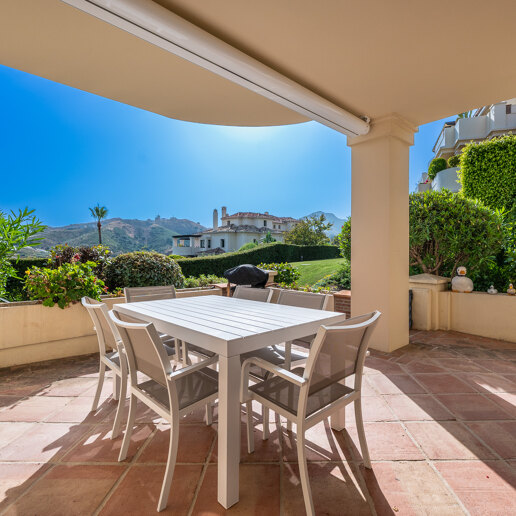 Apartamento junto al campo de golf con vistas panorámicas a la montaña y confort de estilo resort