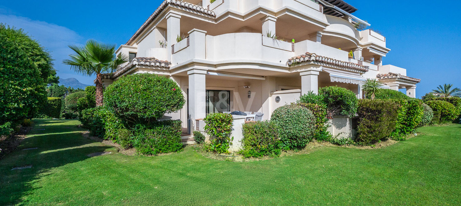 Apartamento junto al campo de golf con vistas panorámicas a la montaña y confort de estilo resort