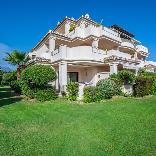 Apartamento junto al campo de golf con vistas panorámicas a la montaña y confort de estilo resort