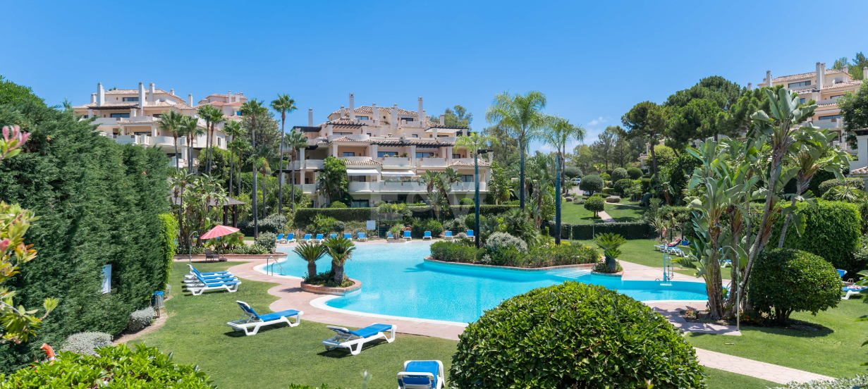 Apartamento junto al campo de golf con vistas panorámicas a la montaña y confort de estilo resort