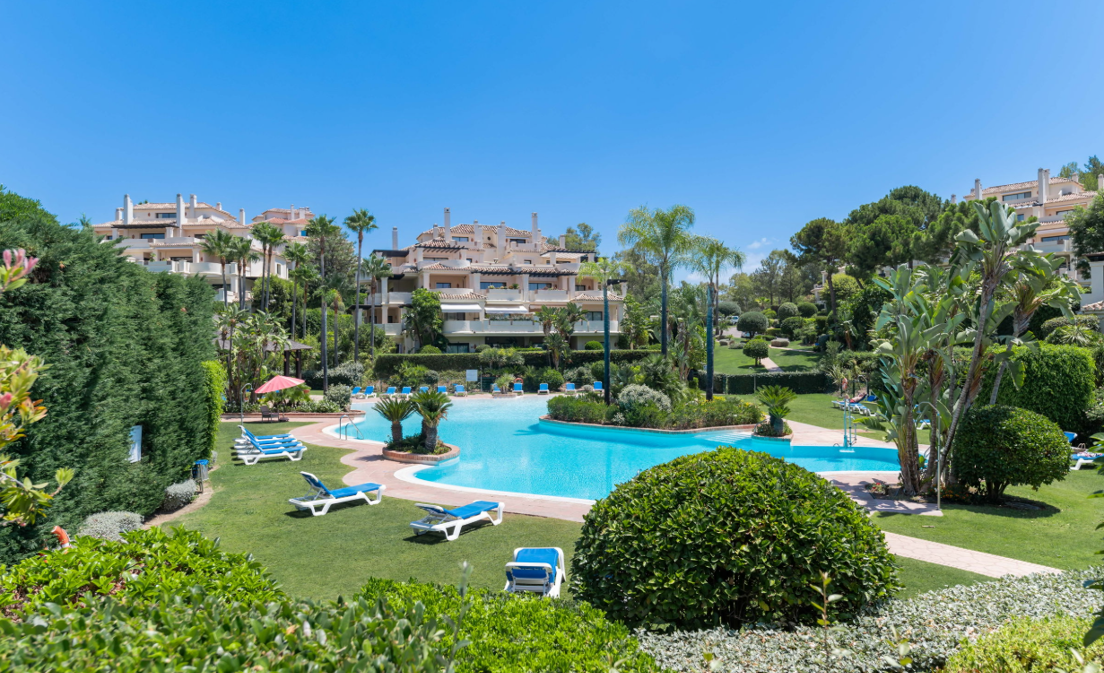 Apartamento junto al campo de golf con vistas panorámicas a la montaña y confort de estilo resort