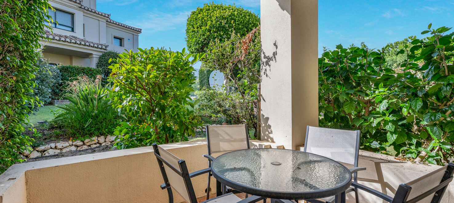 Apartamento junto al campo de golf con vistas panorámicas a la montaña y confort de estilo resort