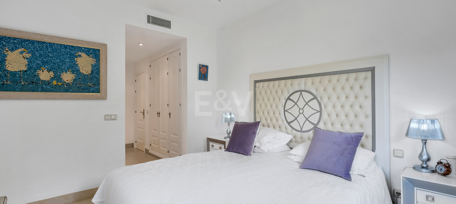 Apartamento junto al campo de golf con vistas panorámicas a la montaña y confort de estilo resort
