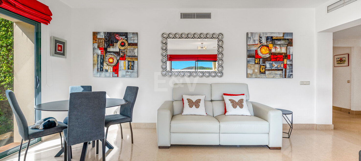 Apartamento junto al campo de golf con vistas panorámicas a la montaña y confort de estilo resort