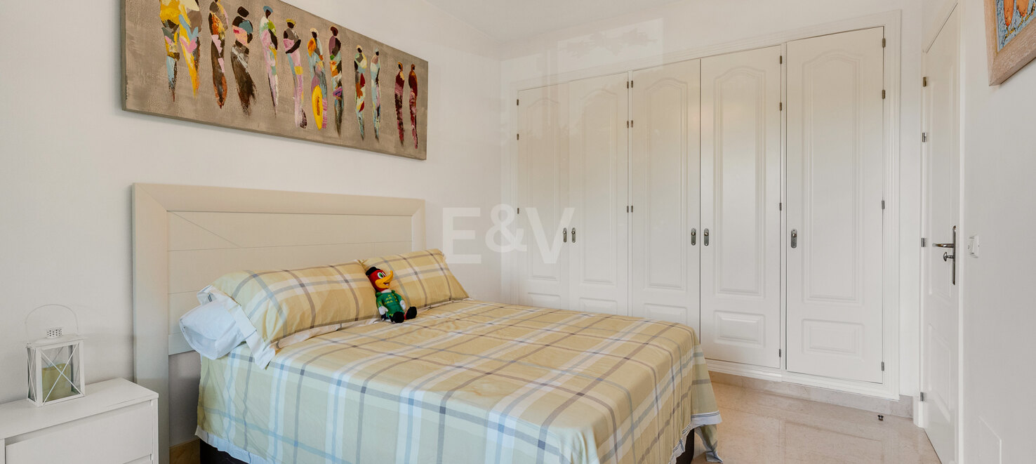 Apartamento junto al campo de golf con vistas panorámicas a la montaña y confort de estilo resort