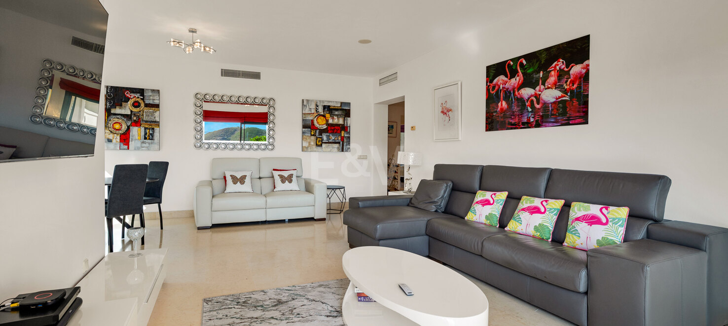 Apartamento junto al campo de golf con vistas panorámicas a la montaña y confort de estilo resort