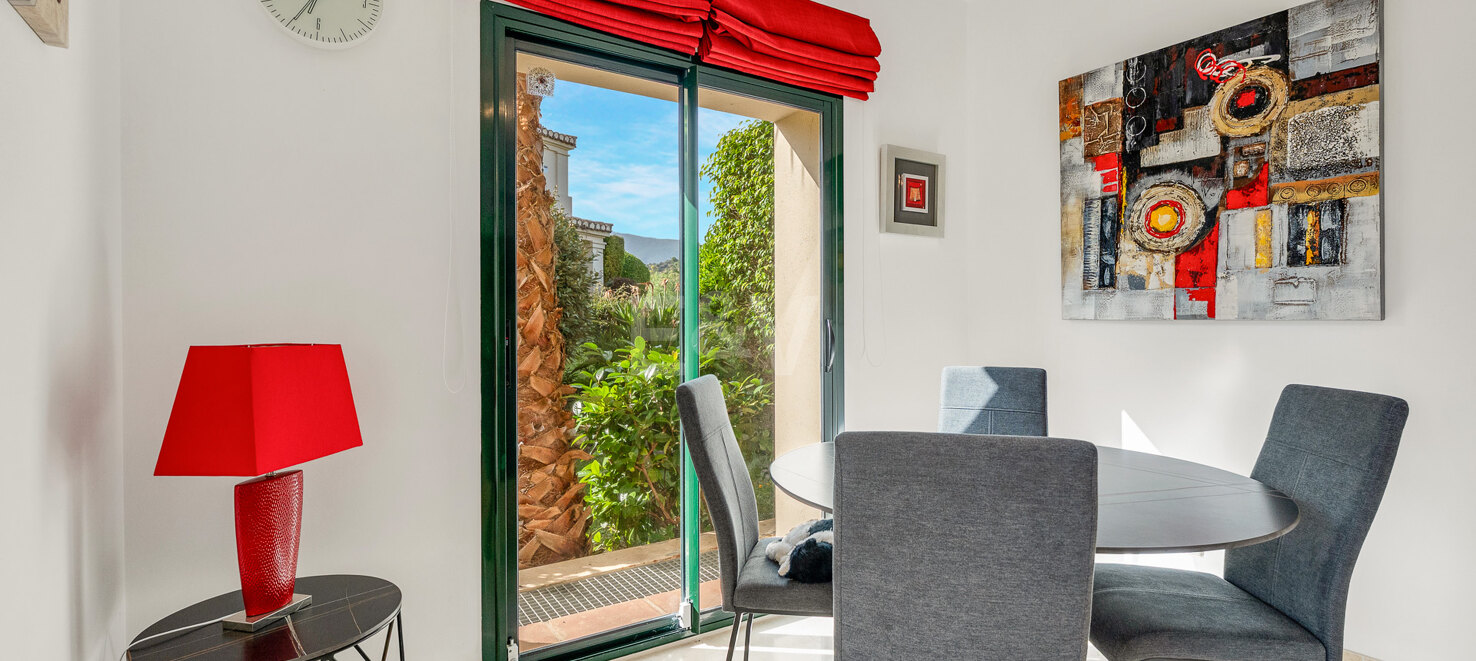 Apartamento junto al campo de golf con vistas panorámicas a la montaña y confort de estilo resort