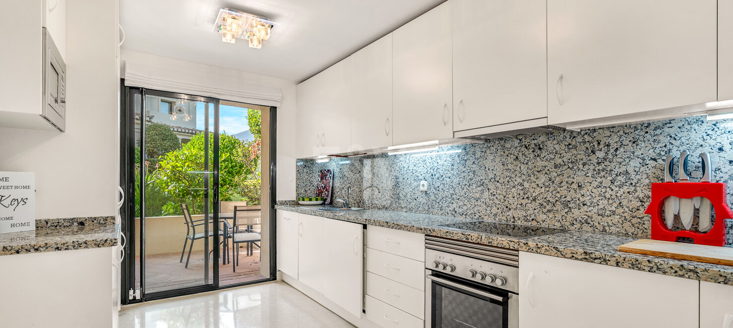 Apartamento junto al campo de golf con vistas panorámicas a la montaña y confort de estilo resort