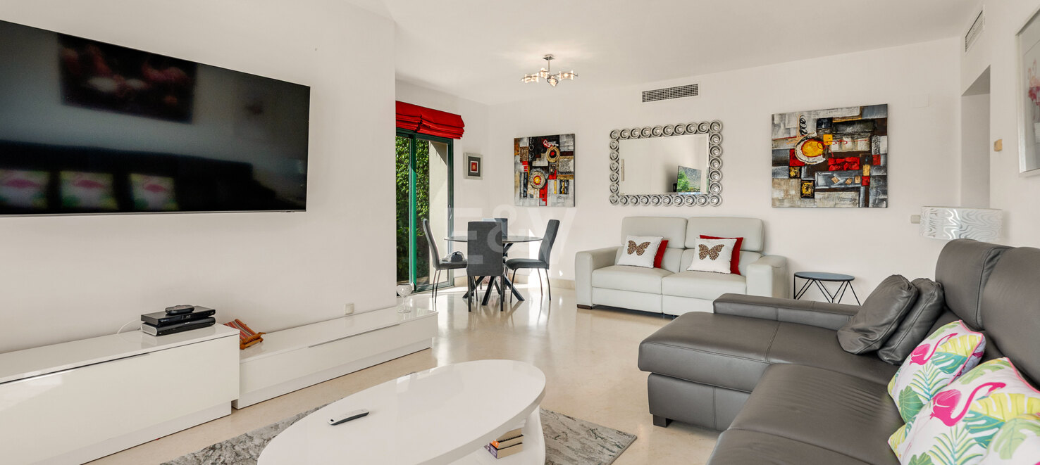Apartamento junto al campo de golf con vistas panorámicas a la montaña y confort de estilo resort