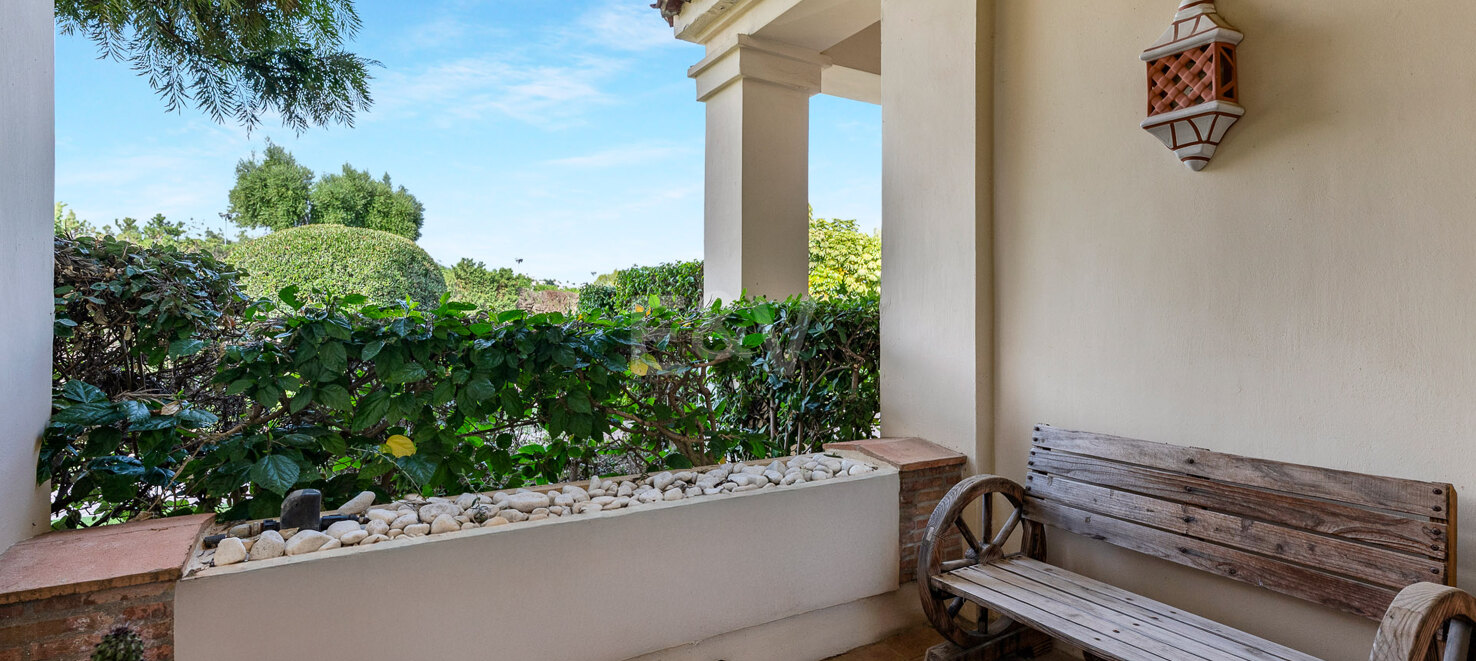 Apartamento junto al campo de golf con vistas panorámicas a la montaña y confort de estilo resort