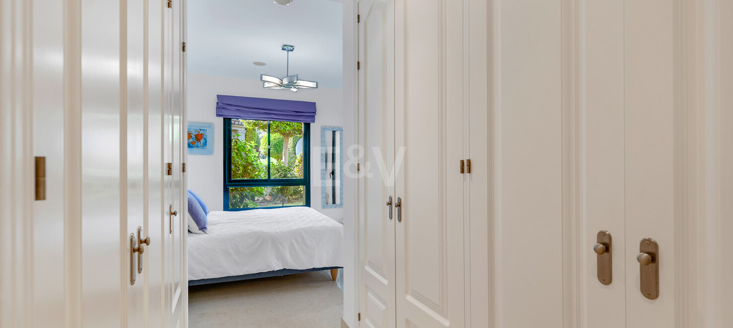 Apartamento junto al campo de golf con vistas panorámicas a la montaña y confort de estilo resort