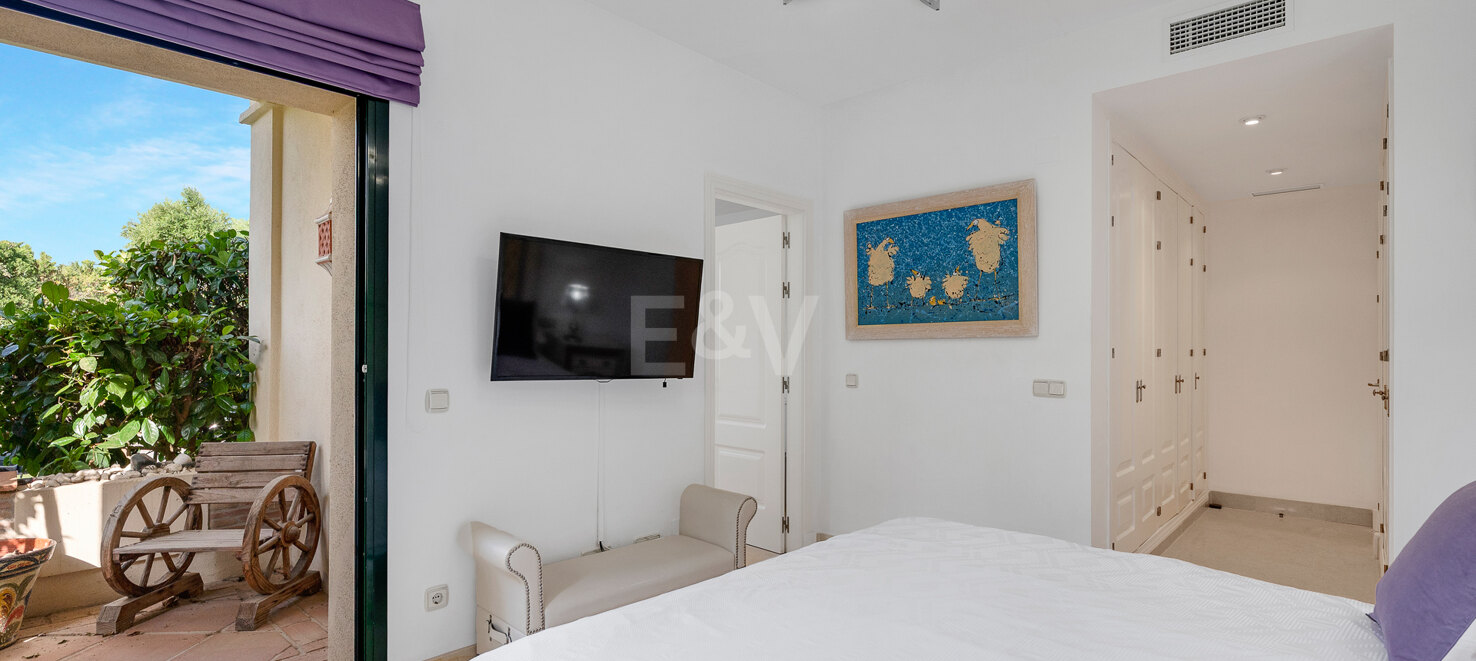 Apartamento junto al campo de golf con vistas panorámicas a la montaña y confort de estilo resort