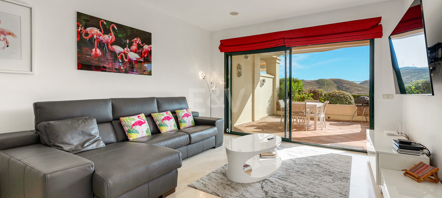 Apartamento junto al campo de golf con vistas panorámicas a la montaña y confort de estilo resort