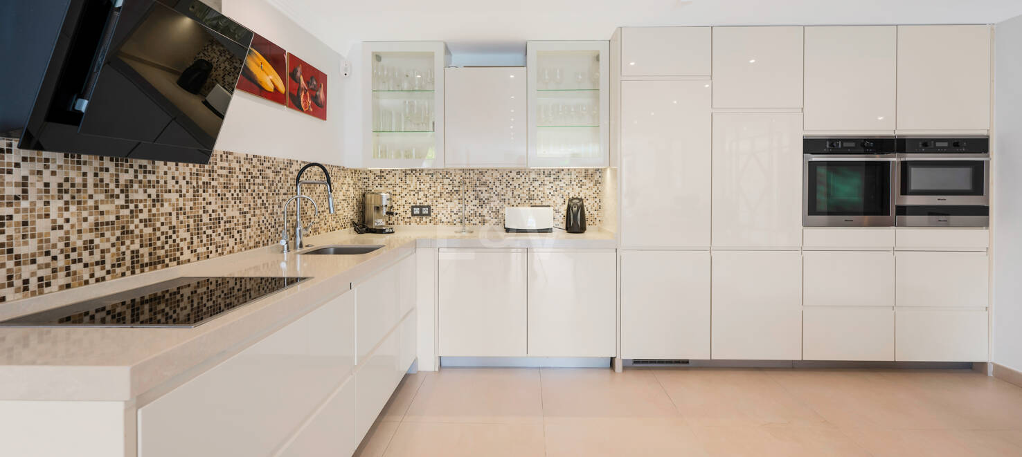 Beautiful 8-Bedroom Beachside Villa - Perfect Family Residence with Excellent Rental Potential