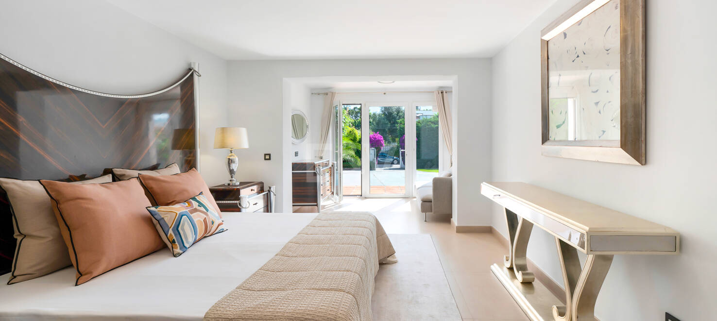 Beautiful 8-Bedroom Beachside Villa - Perfect Family Residence with Excellent Rental Potential