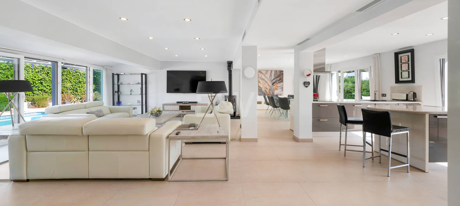 Beautiful 8-Bedroom Beachside Villa - Perfect Family Residence with Excellent Rental Potential