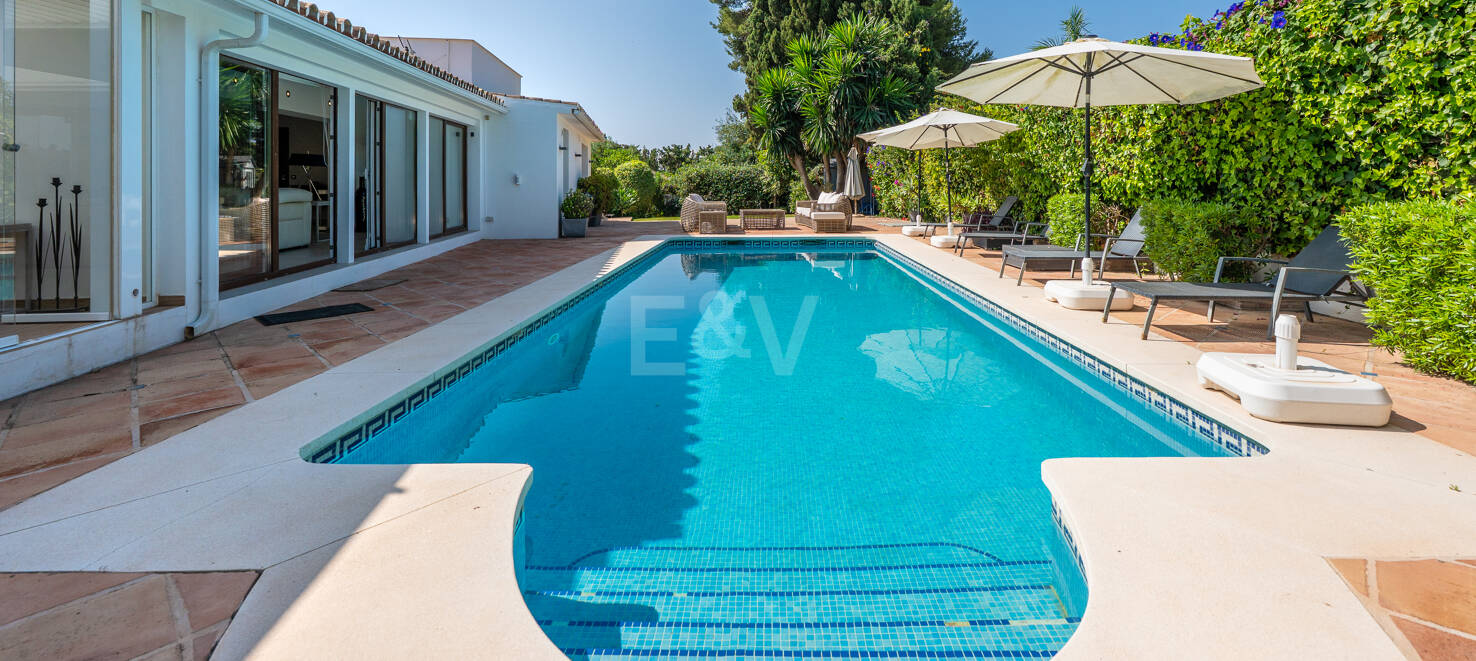 Beautiful 8-Bedroom Beachside Villa - Perfect Family Residence with Excellent Rental Potential