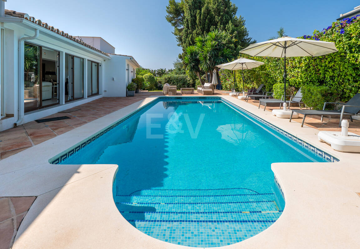 Vacker 8 sovrum Beachside Villa Perfekt familjebostad med utmärkt uthyrningspotential