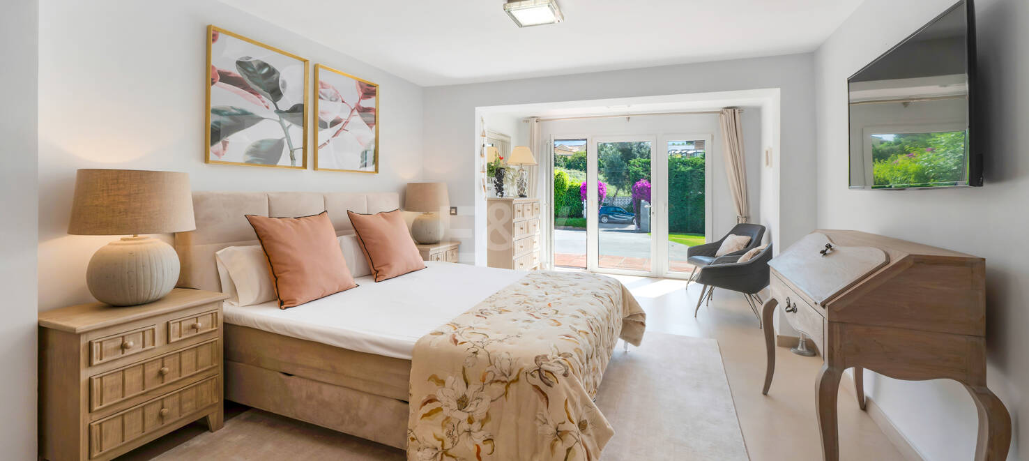Beautiful 8-Bedroom Beachside Villa - Perfect Family Residence with Excellent Rental Potential