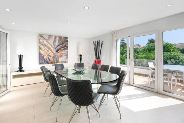 Vacker 8 sovrum Beachside Villa Perfekt familjebostad med utmärkt uthyrningspotential