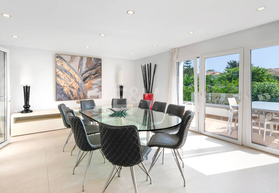 Vacker 8 sovrum Beachside Villa Perfekt familjebostad med utmärkt uthyrningspotential