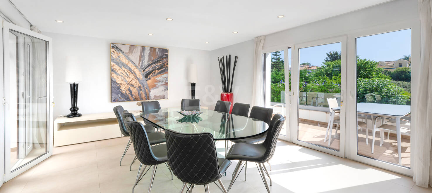 Beautiful 8-Bedroom Beachside Villa - Perfect Family Residence with Excellent Rental Potential
