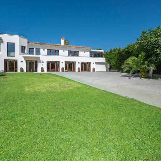 Beautiful 8-Bedroom Beachside Villa - Perfect Family Residence with Excellent Rental Potential