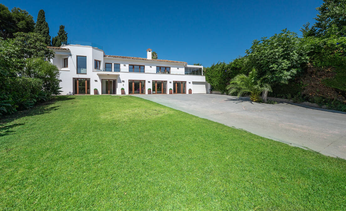 Beautiful 8-Bedroom Beachside Villa - Perfect Family Residence with Excellent Rental Potential
