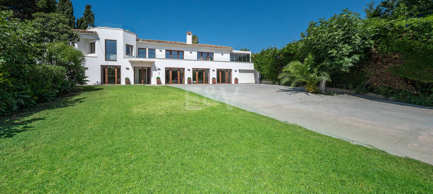 Beautiful 8-Bedroom Beachside Villa - Perfect Family Residence with Excellent Rental Potential